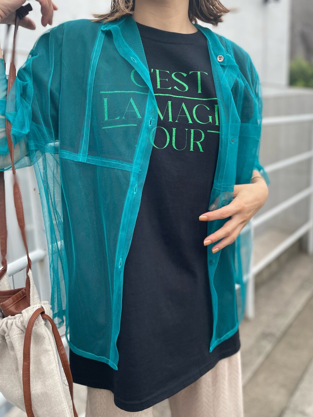 ブルー系のシャツ/ブラウス、ブラック系のTシャツ/カットソー、ベージュ系のその他パンツを着用したレディースの春コーディネートの3枚目の写真