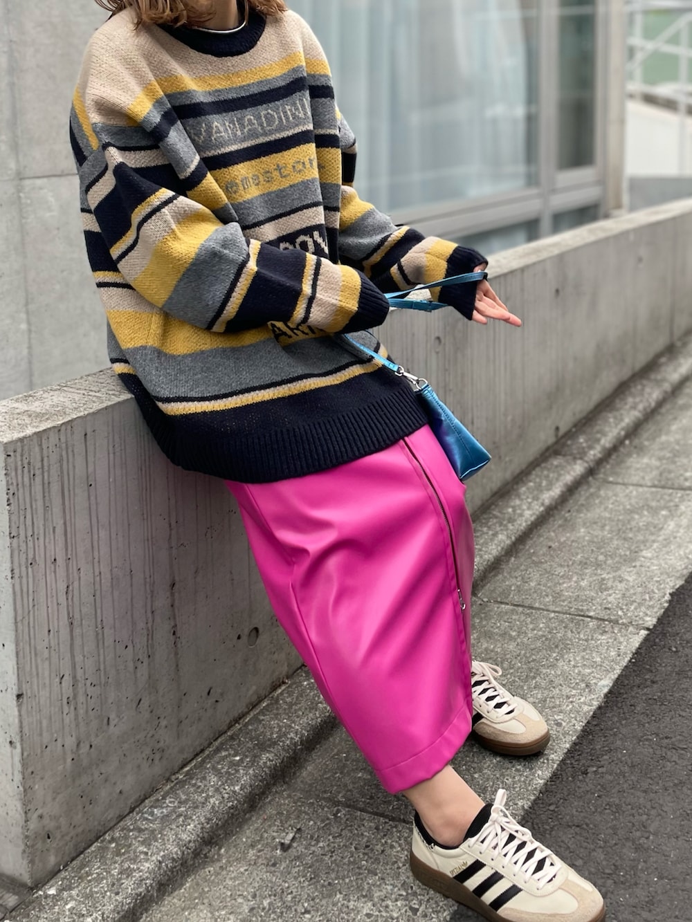 「春コーデ、ニット、ボーダー、ロゴニット、マルチボーダー、カジュアル、カジュアルコーデ、休日スタイル、mi via loca、mivialoca、カラースカート、ピンク、スニーカーコーデ、プチプラ、ピンクコーデ」｜「mi via locaのマルチボーダーロゴ BIGジャガードニット（ニット/セーター、ブルー系）」を使った、cocoさん（レディース・154cm）の春コーディネートの4枚目の写真