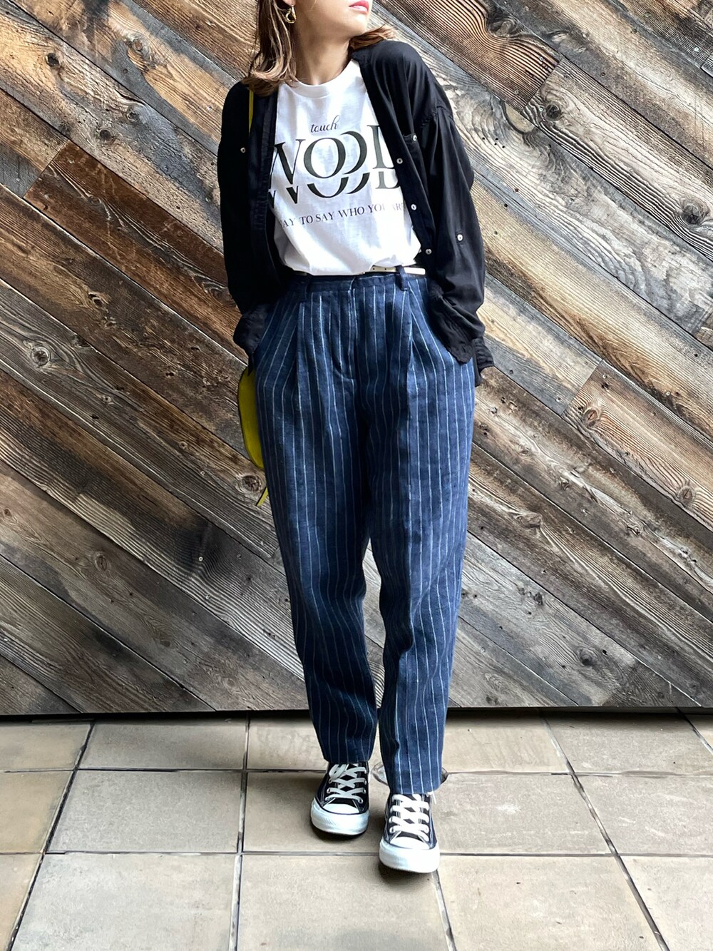 ホワイト系のTシャツ/カットソー、ブラック系のシャツ/ブラウス、ブラック系のスニーカーを着用したレディースの夏コーディネートの5枚目の写真