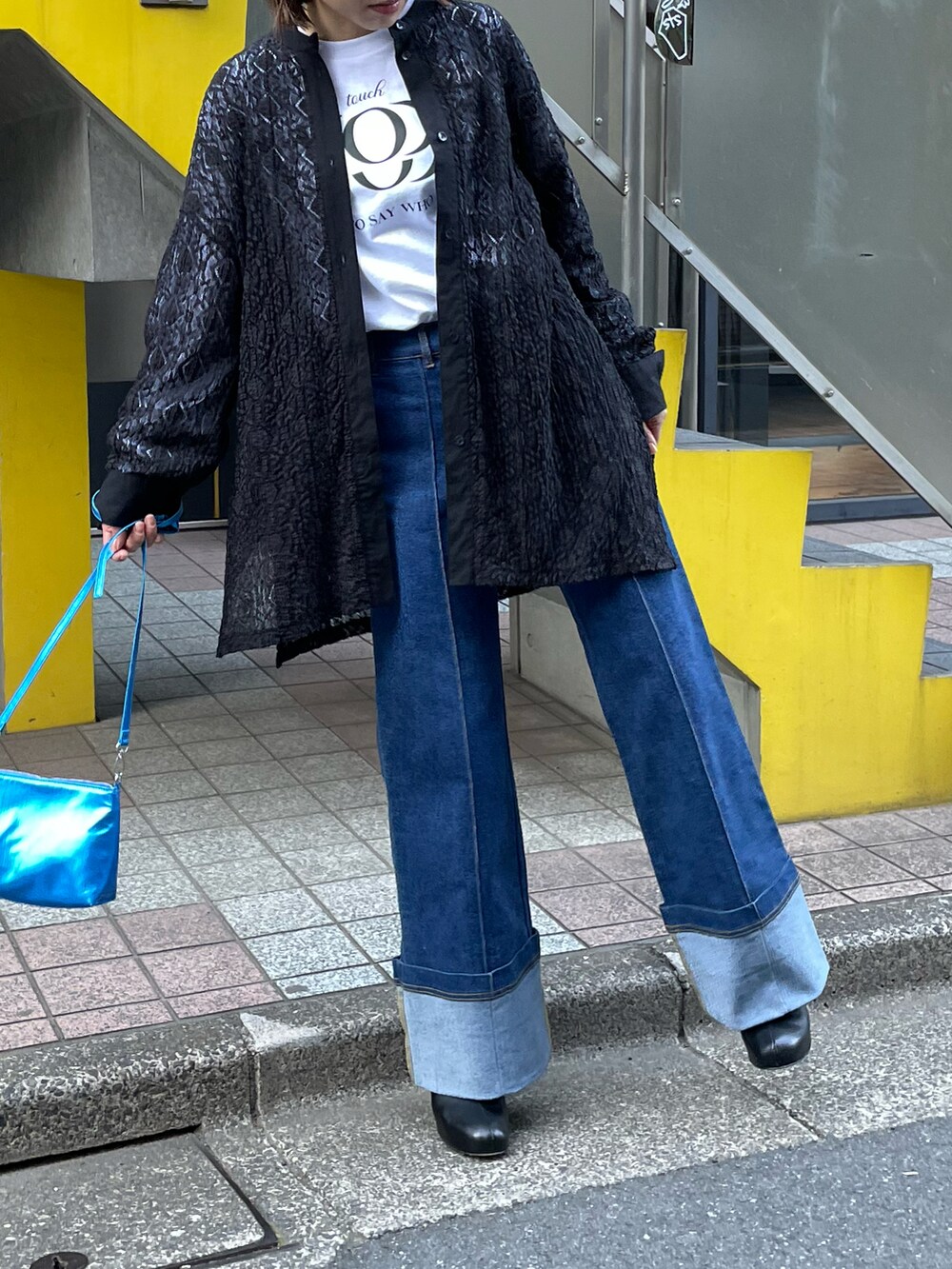 ブラック系のシャツ/ブラウス、ホワイト系のTシャツ/カットソーを着用したレディースの春コーディネートの2枚目の写真