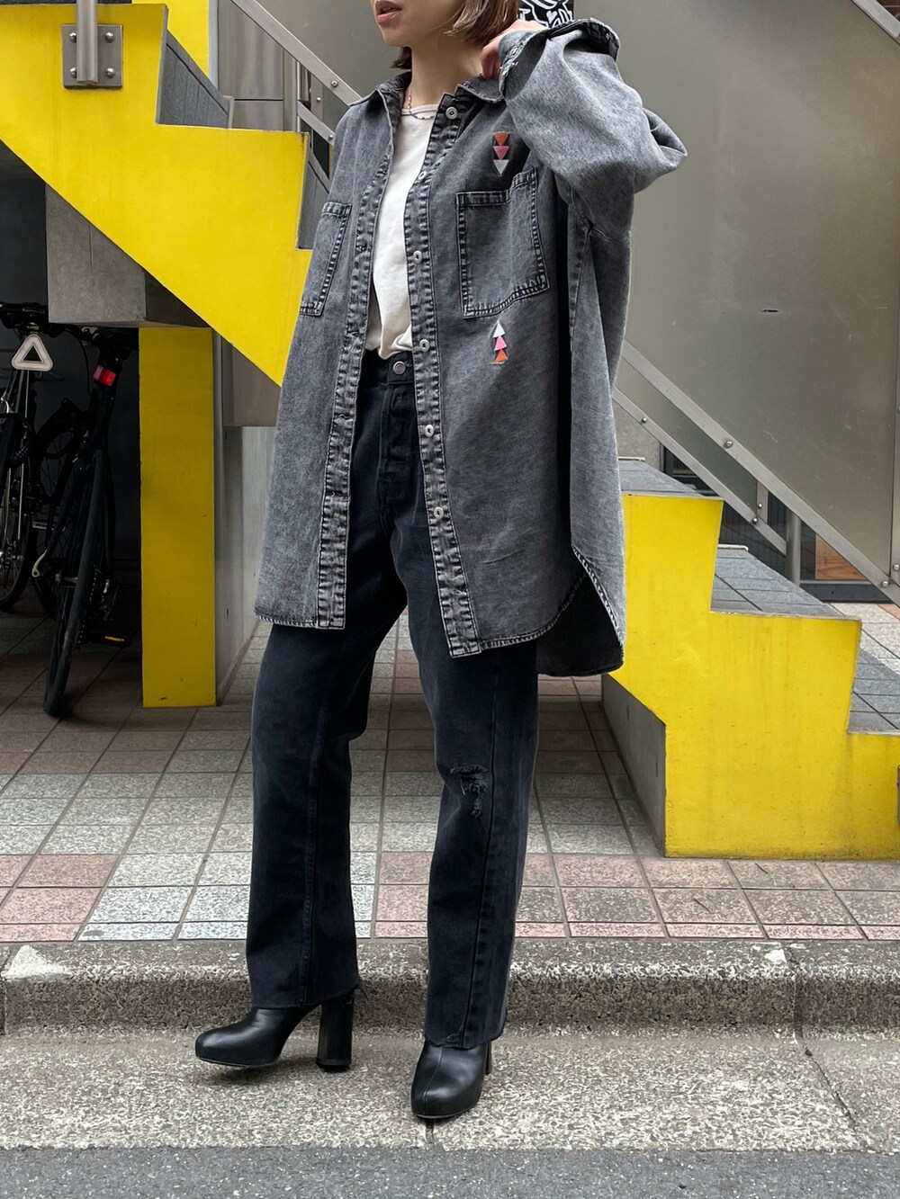 ブラック系のシャツ/ブラウスを着用したレディースの冬コーディネートの3枚目の写真