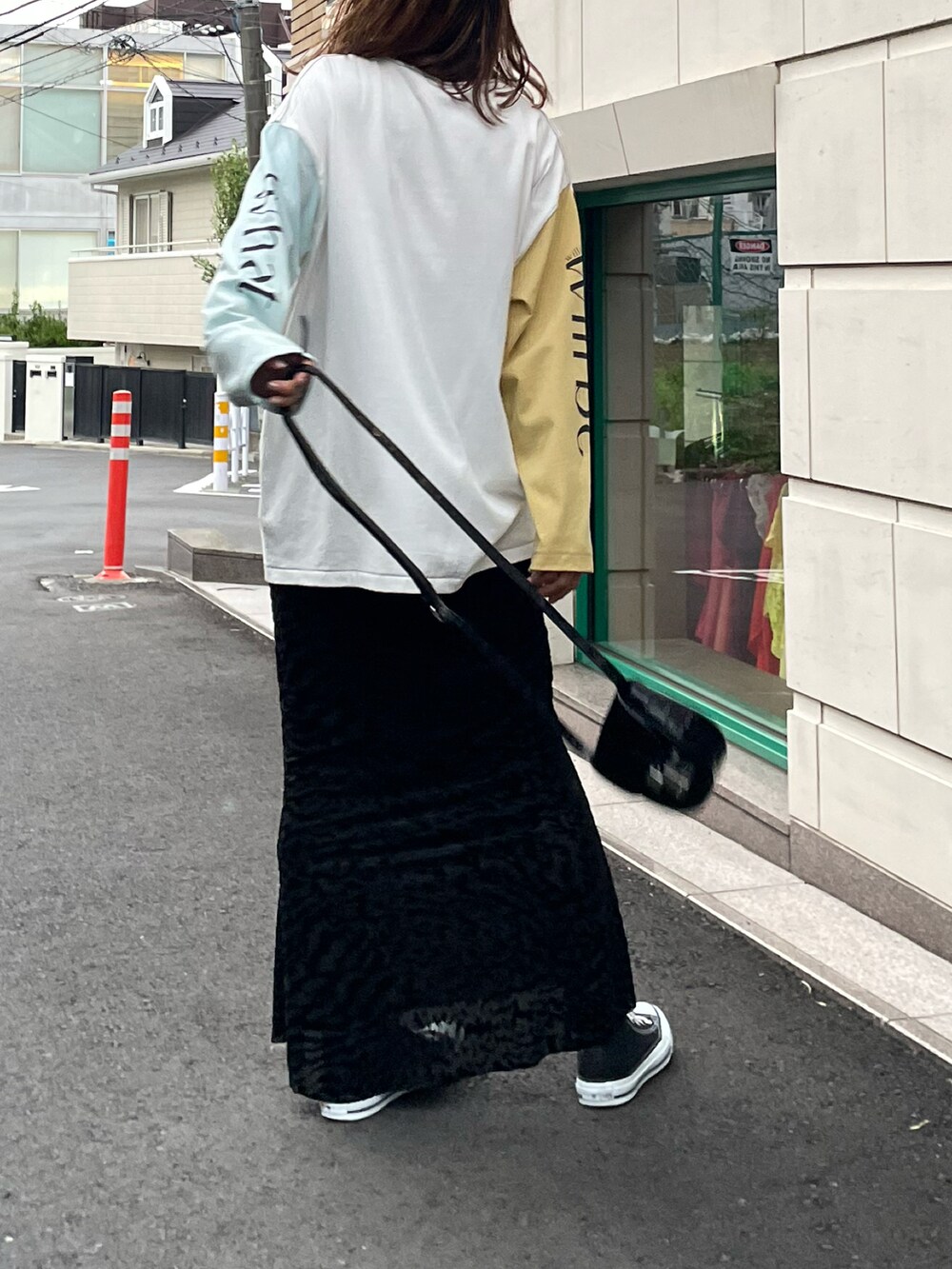 「秋コーデ、ロンT、カジュアル、マーメイドスカート、ベロア、ベロアスカート、ひょう柄、mi via loca、mivialoca、休日スタイル、スニーカーコーデ、ビッグシルエット」｜「mi via locaの袖配色ロゴプリントロングスリーブTシャツ（Tシャツ/カットソー、ホワイト系）」を使った、cocoさん（レディース・154cm）の秋コーディネートの5枚目の写真