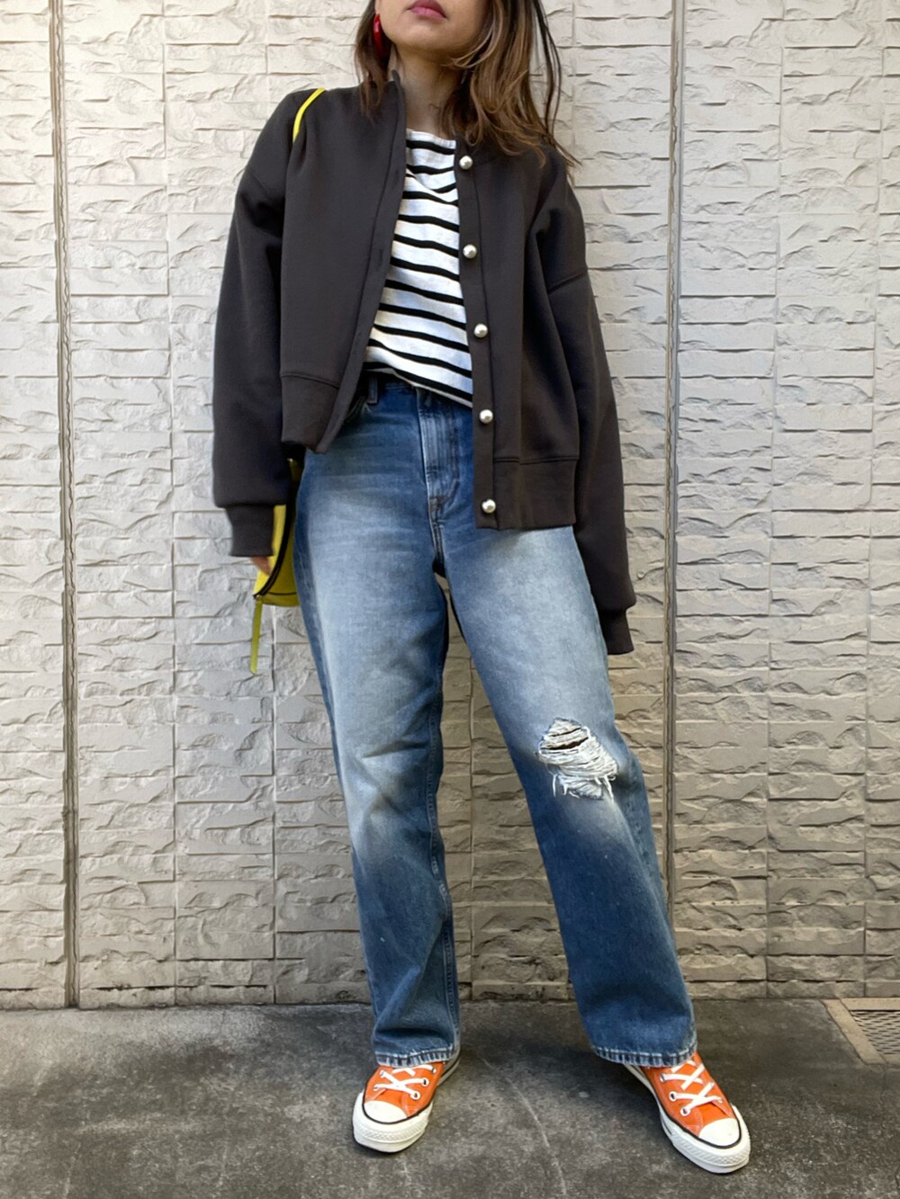 ブラック系のスウェット、オレンジ系のスニーカーを着用したレディースの冬コーディネートの5枚目の写真