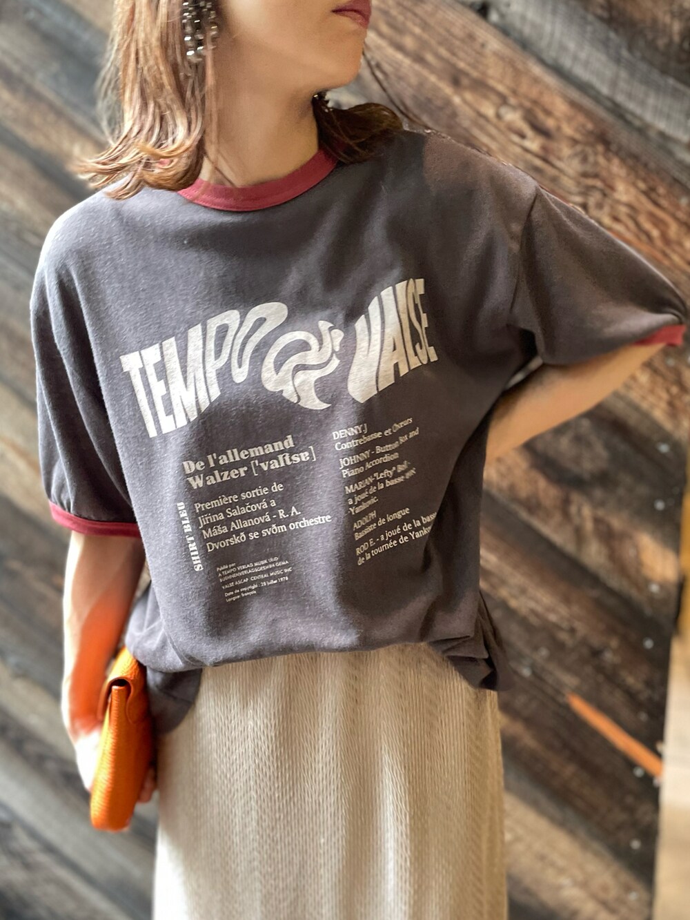 ブラック系のTシャツ/カットソー、ベージュ系のスカートを着用したレディースの夏コーディネートの2枚目の写真