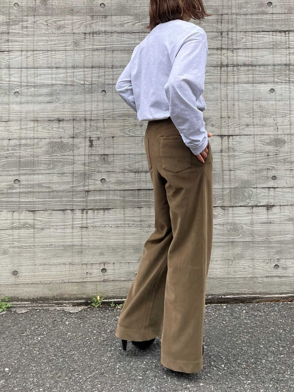 ベージュ系のTシャツ/カットソー、ブラウン系のその他パンツを着用したレディースの春コーディネートの4枚目の写真