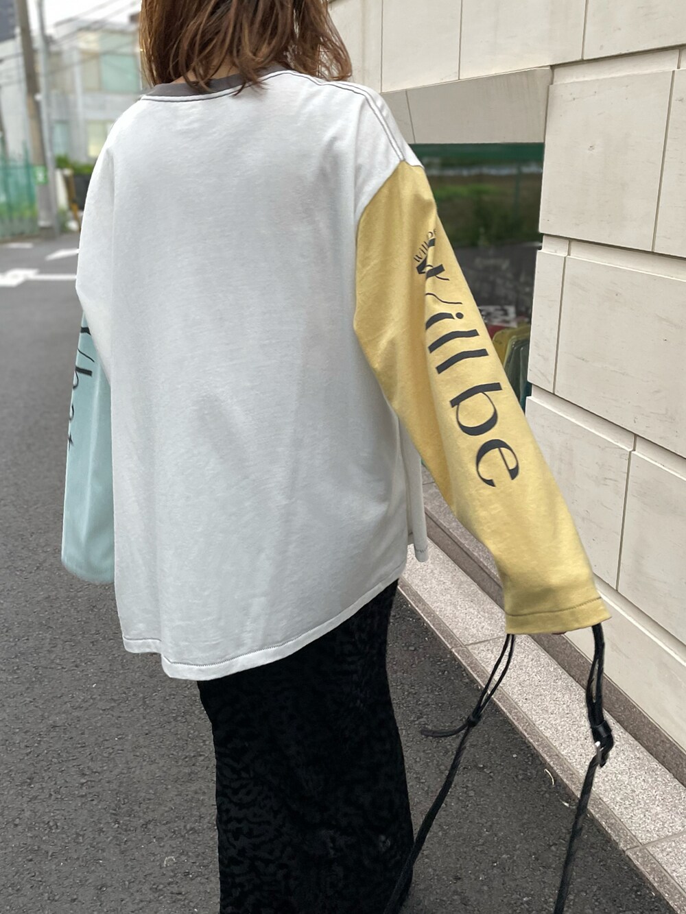 「秋コーデ、ロンT、カジュアル、マーメイドスカート、ベロア、ベロアスカート、ひょう柄、mi via loca、mivialoca、休日スタイル、スニーカーコーデ、ビッグシルエット」｜「mi via locaの袖配色ロゴプリントロングスリーブTシャツ（Tシャツ/カットソー、ホワイト系）」を使った、cocoさん（レディース・154cm）の秋コーディネートの4枚目の写真