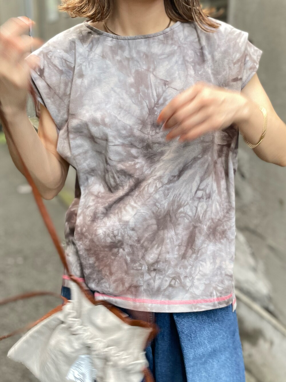 ブラウン系のTシャツ/カットソーを着用したレディースの夏コーディネートの3枚目の写真
