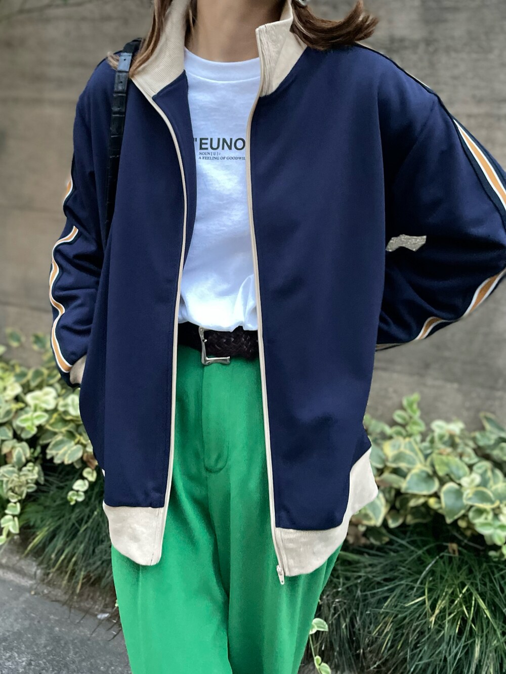 ブルー系のジャージ、ホワイト系のTシャツ/カットソーを着用したレディースの秋コーディネートの3枚目の写真