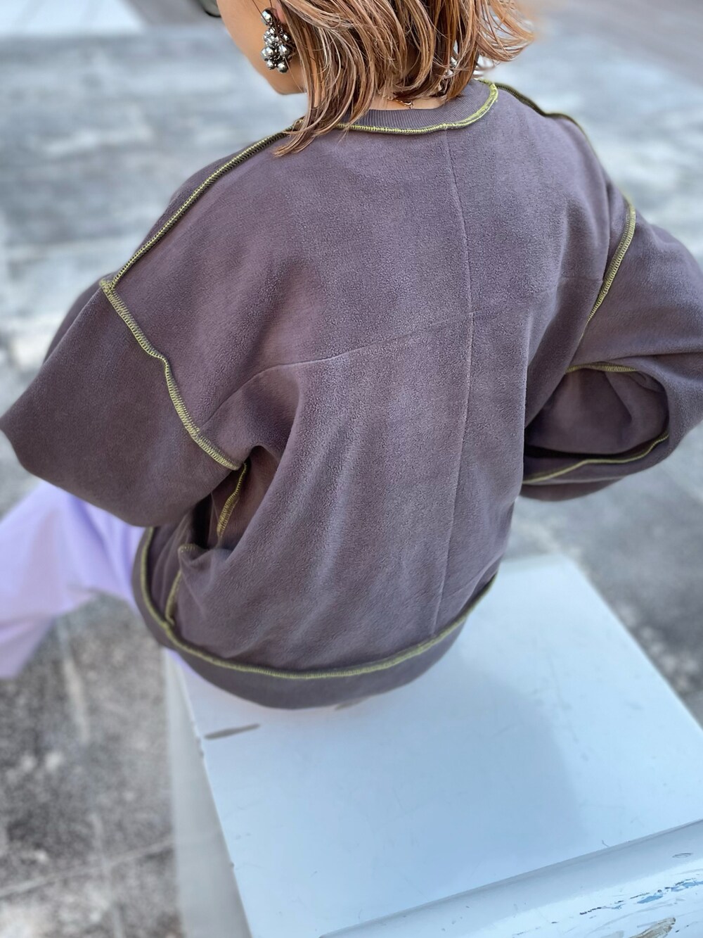 グレー系のスウェットを着用したレディースの冬コーディネートの3枚目の写真