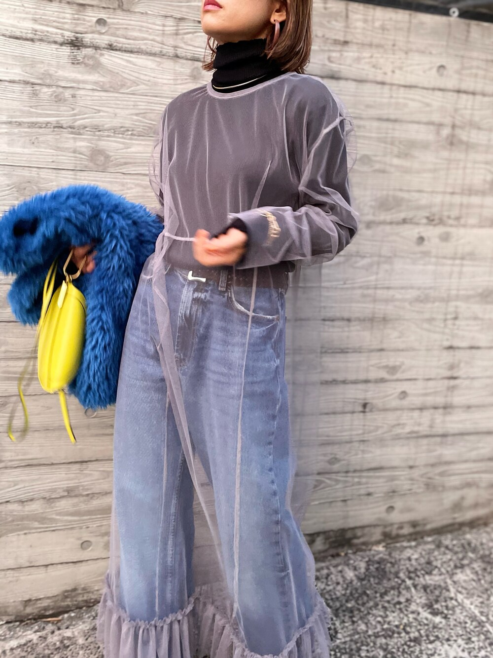 ブルー系のベスト、グレー系のワンピースを着用したレディースの秋コーディネートの4枚目の写真