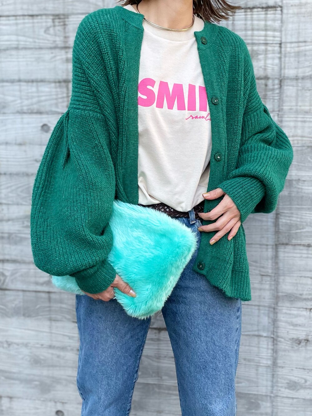 グリーン系のカーディガン/ボレロ、ベージュ系のTシャツ/カットソーを着用したレディースの秋コーディネートの4枚目の写真