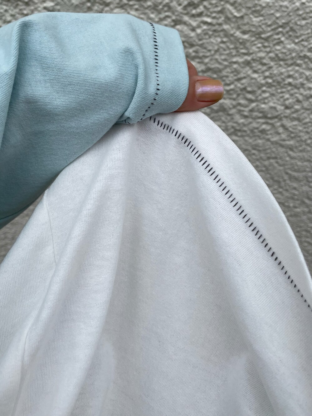 ホワイト系のTシャツ/カットソー、ブラック系のスニーカーを着用したレディースの春コーディネートの4枚目の写真