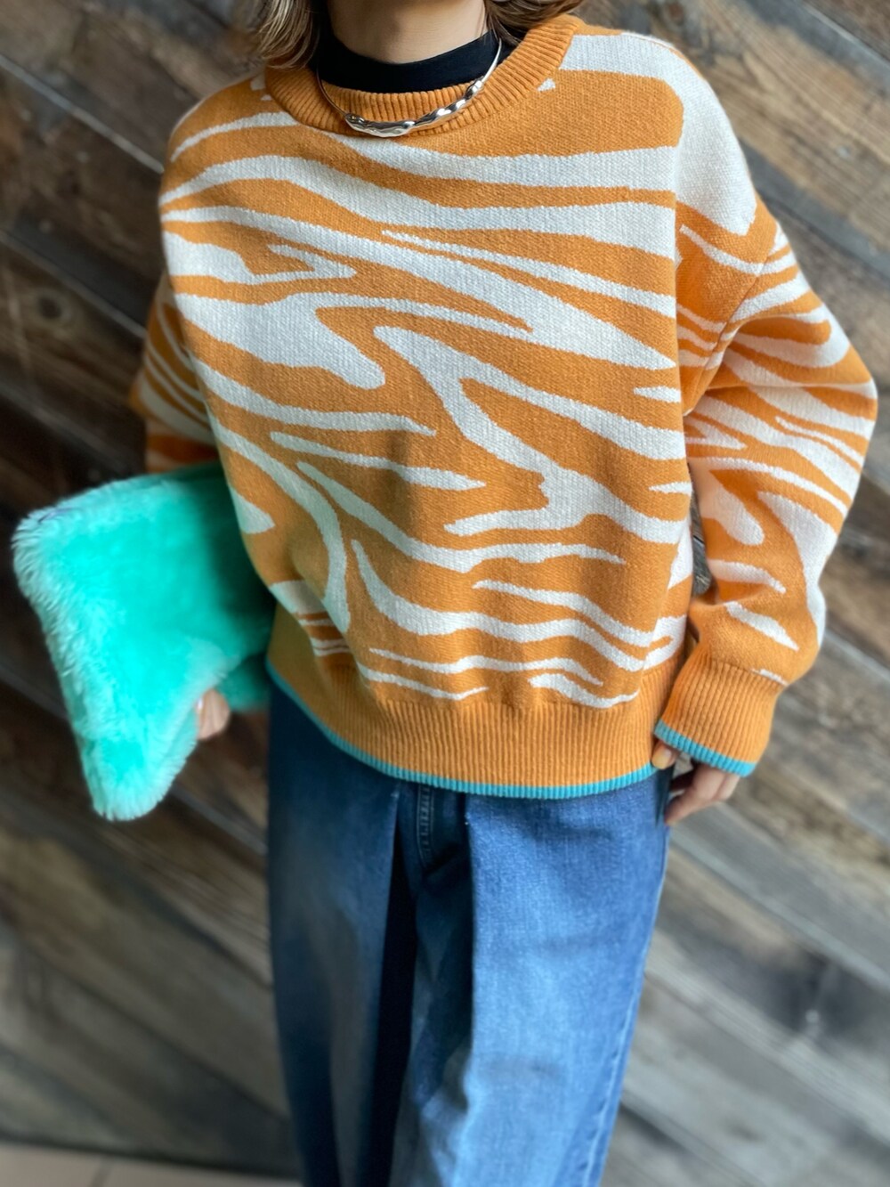 イエロー系のカーディガン/ボレロを着用したレディースの冬コーディネートの3枚目の写真