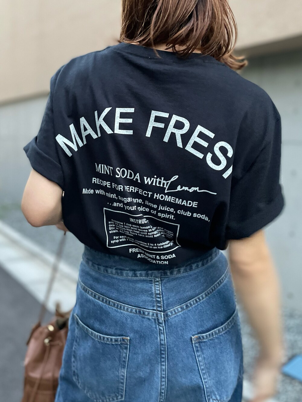 ブラック系のTシャツ/カットソーを着用したレディースの夏コーディネートの3枚目の写真