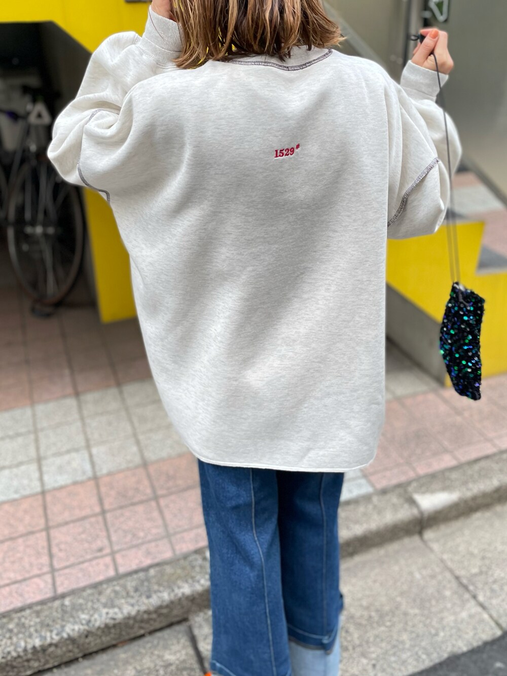 ベージュ系のスウェットを着用したレディースの冬コーディネートの5枚目の写真