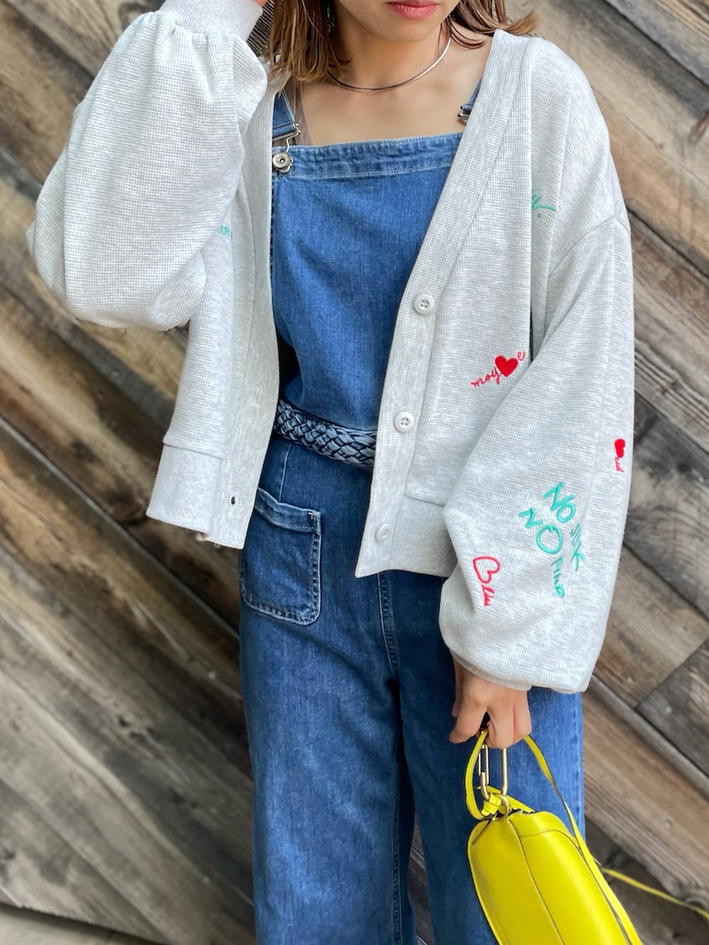 「刺繍、刺繍カーディガン、カーディガン、カジュアル、カジュアルコーデ、休日スタイル、春コーデ、春服みてみて、スニーカーコーデ、mi via loca、mivialoca、春色、ハート、大人カジュアル」｜「mi via locaのワッフル刺繍ボリュームスリーブカーディガン（カーディガン/ボレロ、ベージュ系）」を使った、cocoさん（レディース・154cm）の春コーディネートの3枚目の写真
