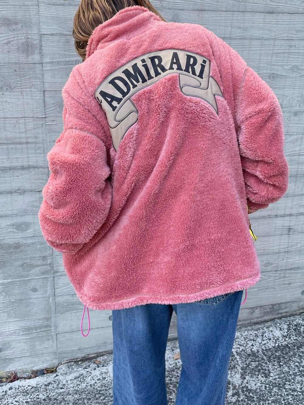 ピンク系のスウェット、ホワイト系のTシャツ/カットソーを着用したレディースの冬コーディネートの3枚目の写真