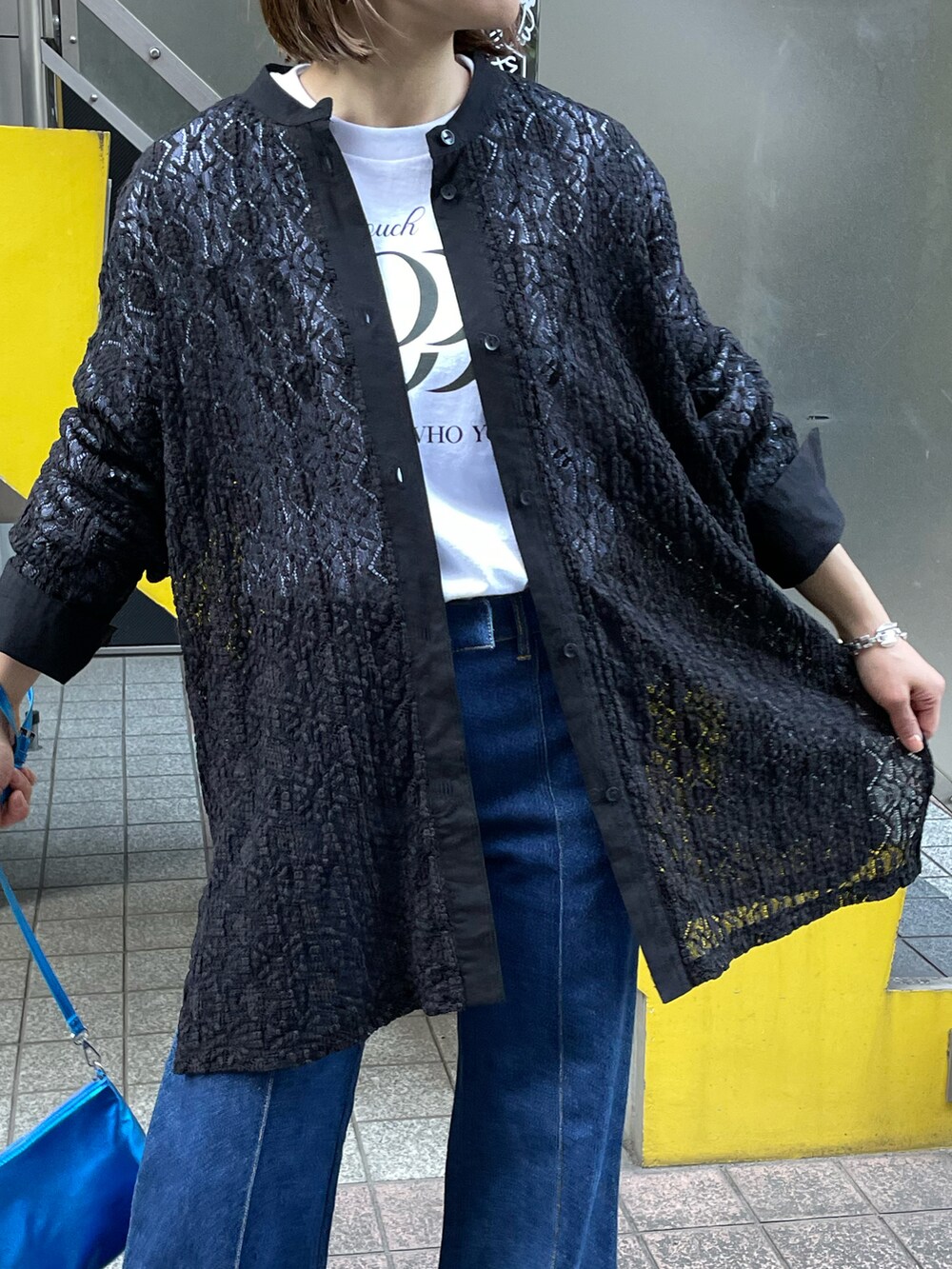 ブラック系のシャツ/ブラウス、ホワイト系のTシャツ/カットソーを着用したレディースの春コーディネートの3枚目の写真