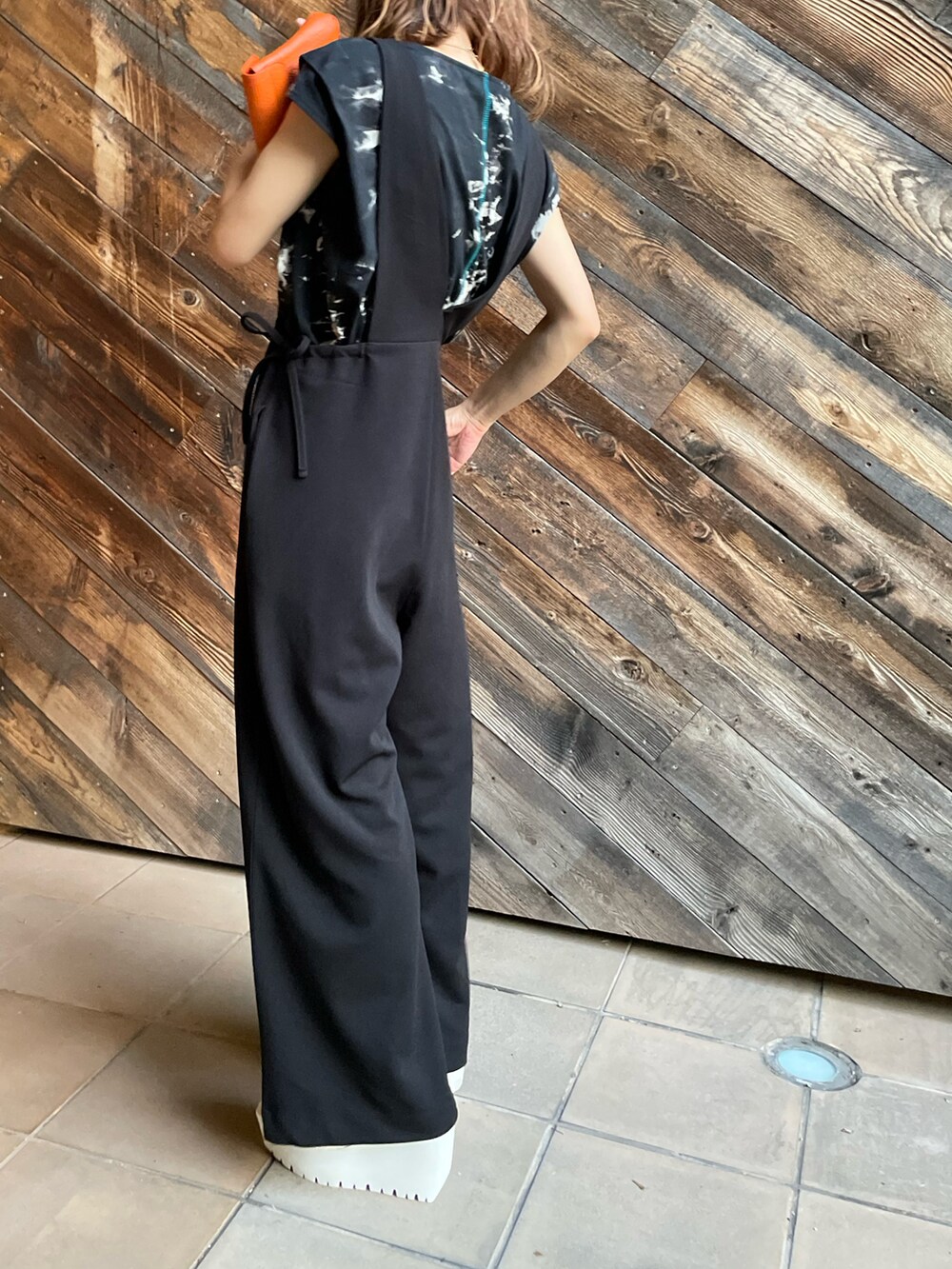 ブラック系のサロペット/オーバーオール、ブラック系のTシャツ/カットソーを着用したレディースの夏コーディネートの4枚目の写真