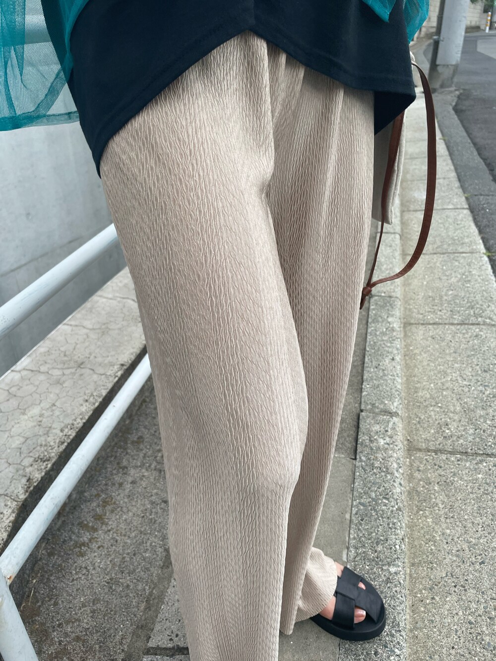 ブルー系のシャツ/ブラウス、ブラック系のTシャツ/カットソー、ベージュ系のその他パンツを着用したレディースの春コーディネートの4枚目の写真