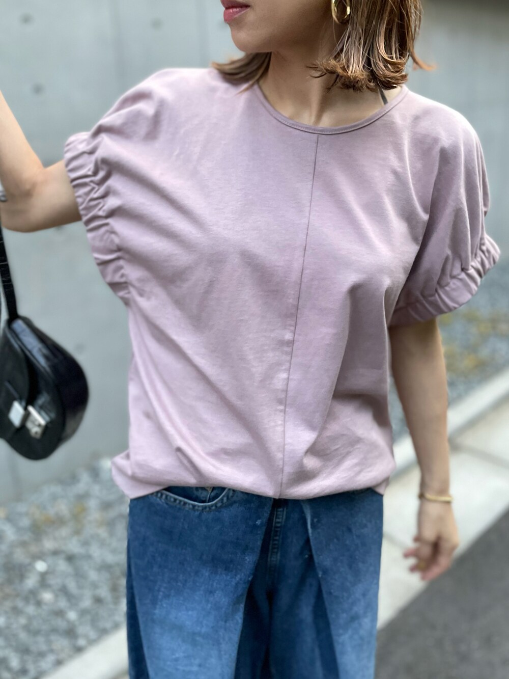パープル系のTシャツ/カットソー、ホワイト系のサンダルを着用したレディースの夏コーディネートの4枚目の写真