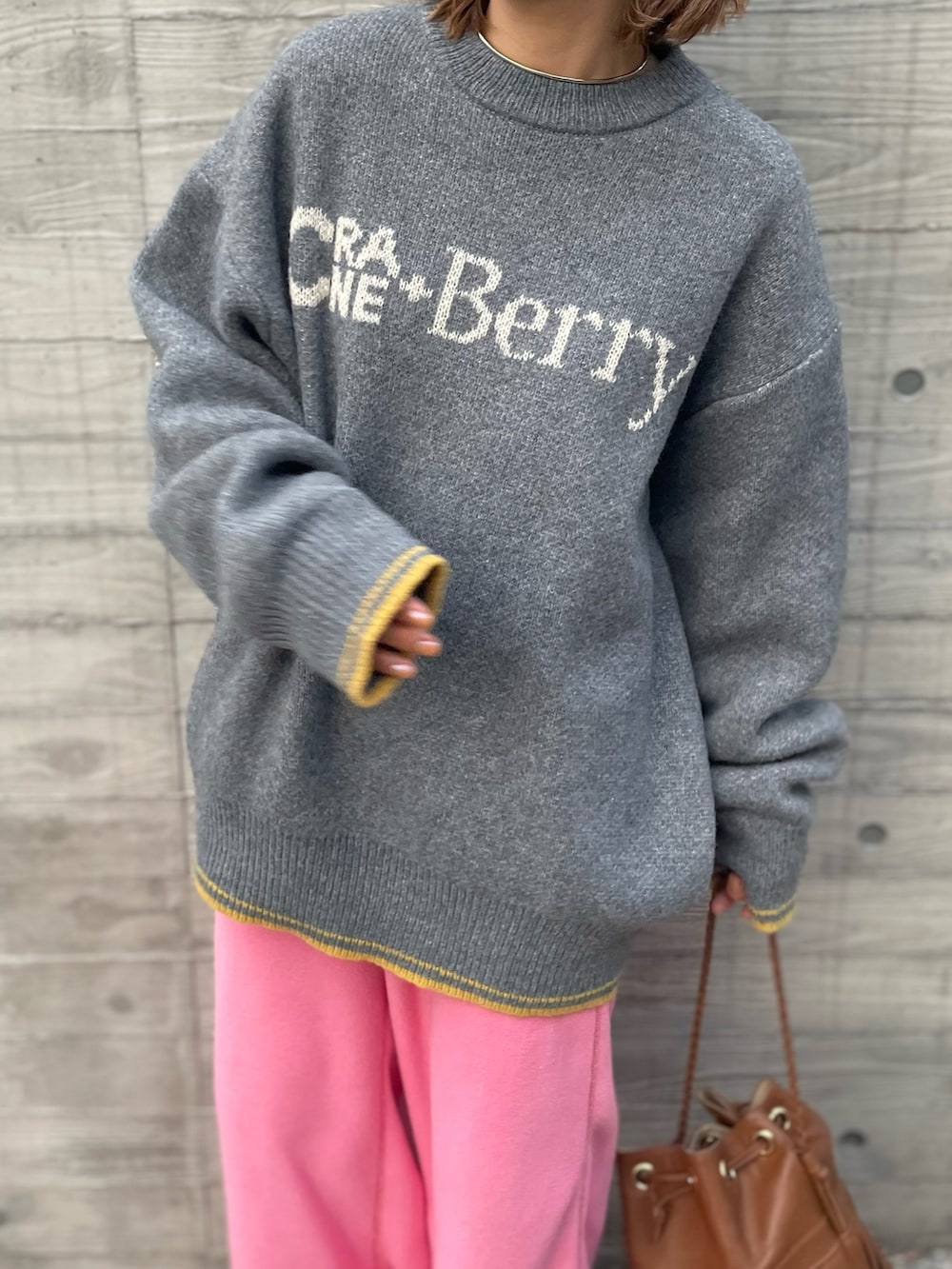 グレー系のニット/セーター、ピンク系のその他パンツを着用したレディースの冬コーディネートの5枚目の写真