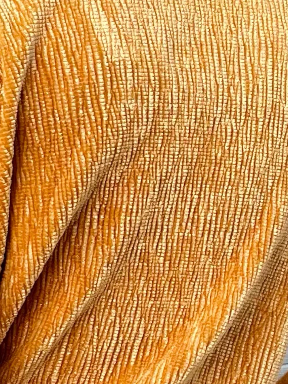 イエロー系のTシャツ/カットソーを着用したレディースの秋コーディネートの5枚目の写真