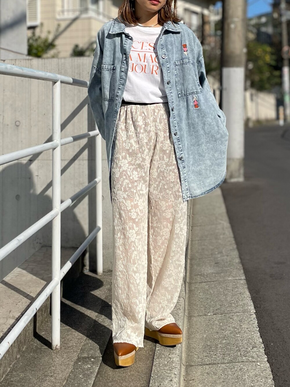 「春色、淡色コーデ、デニム、春コーデ、大人カジュアル、休日スタイル、レース、レースパンツ、イージーパンツ、mivialoca、レイヤードスタイル、ロゴT、ビッグシルエット、デニムシャツ、mi via loca」｜「mi via locaの刺繍入りビッグデニムシャツ（シャツ/ブラウス、ブルー系）」を使った、cocoさん（レディース・154cm）の春コーディネートの5枚目の写真