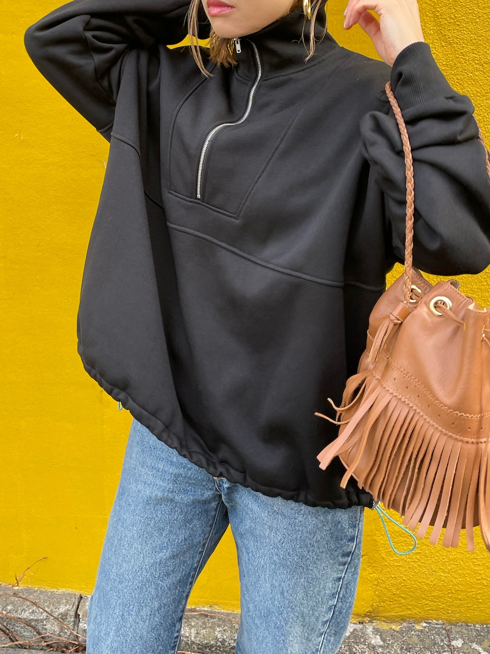 ブラック系のスウェット、ホワイト系のスニーカーを着用したレディースの冬コーディネートの5枚目の写真