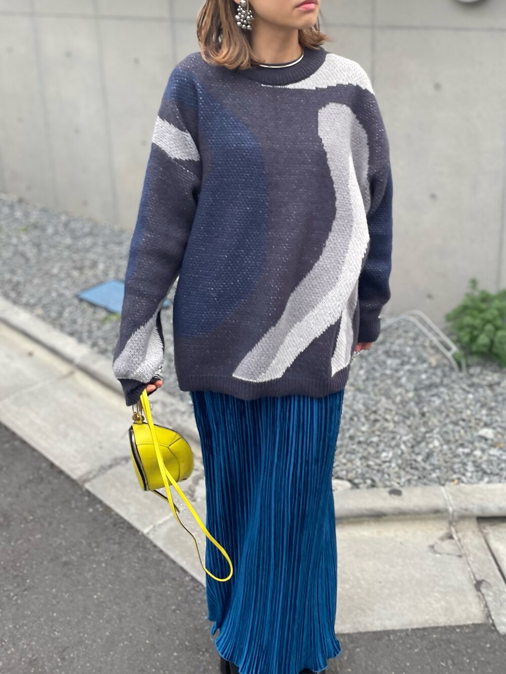 「ニット、プチプラ、ワンピース、マーブル、プリーツ、ベロア、休日スタイル、mi via loca、mivialoca、カジュアル、ビッグシルエット」｜「mi via locaのマーブル柄ジャガードニット（ニット/セーター、グレー系）」を使った、cocoさん（レディース・154cm）の冬コーディネートの3枚目の写真
