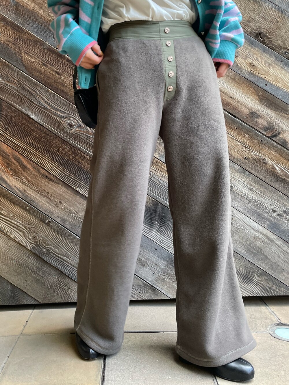 グレー系のその他パンツ、ブルー系のカーディガン/ボレロ、ホワイト系のTシャツ/カットソーを着用したレディースの冬コーディネートの2枚目の写真