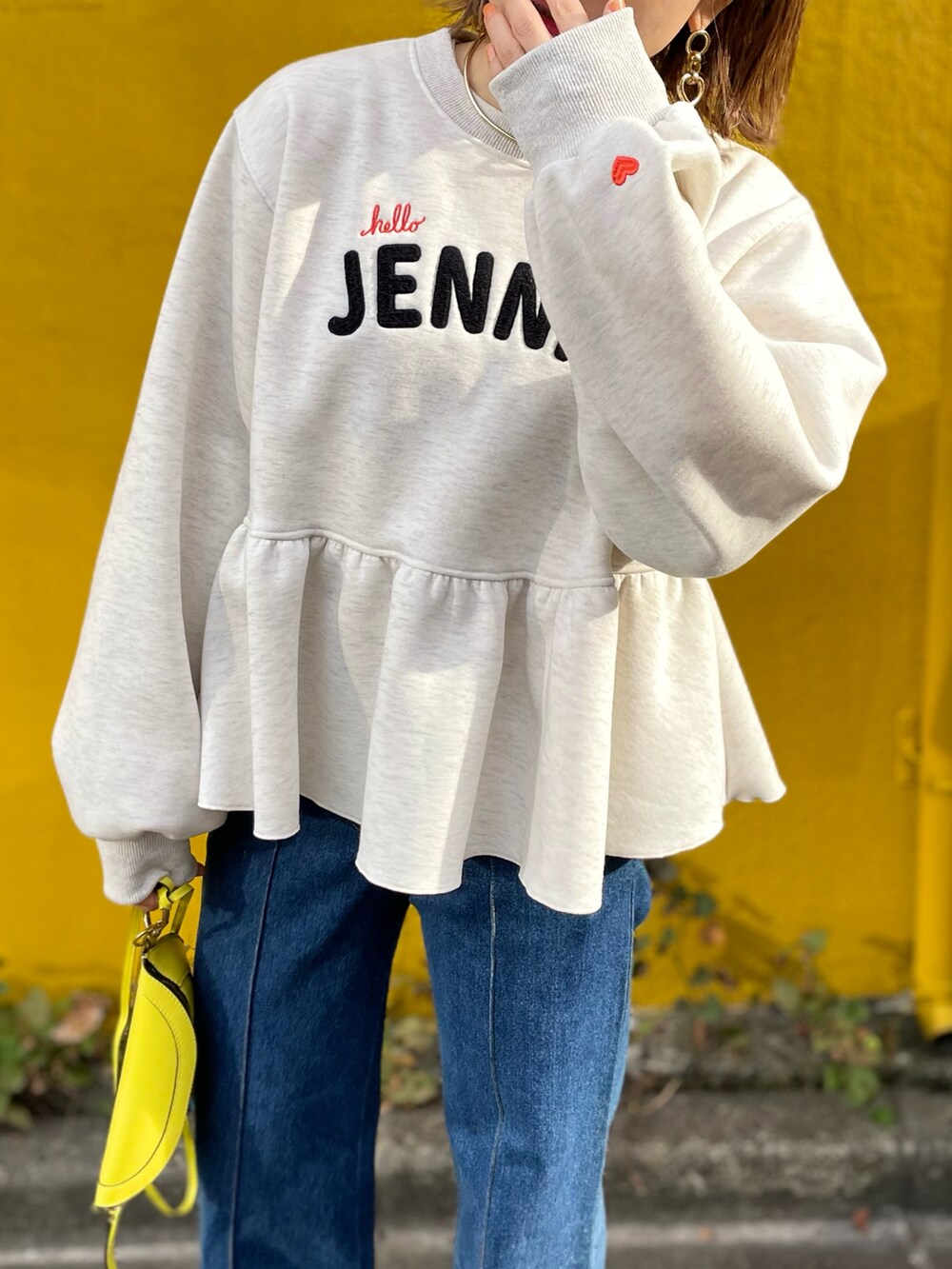 「ファッションを楽しもう、冬服、スウェット、ロゴスウェット、カジュアル、休日スタイル、ぺプラムトップス、ぺプラム、デニムコーデ、mi via loca、韓国ファッション、mivialoca、秋冬コーデ、冬コーデ、マイベストコーデ2023」｜「mi via locaのサガラ刺繍ロゴ ボリュームスリーブ ペプラムトップス（スウェット、ベージュ系）」を使った、cocoさん（レディース・154cm）の秋コーディネートの2枚目の写真