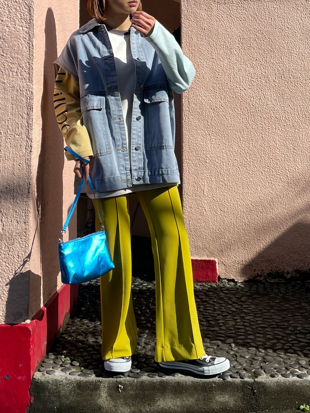 ホワイト系のTシャツ/カットソー、グリーン系のその他パンツ、ブルー系のベストを着用したレディースの春コーディネートの3枚目の写真