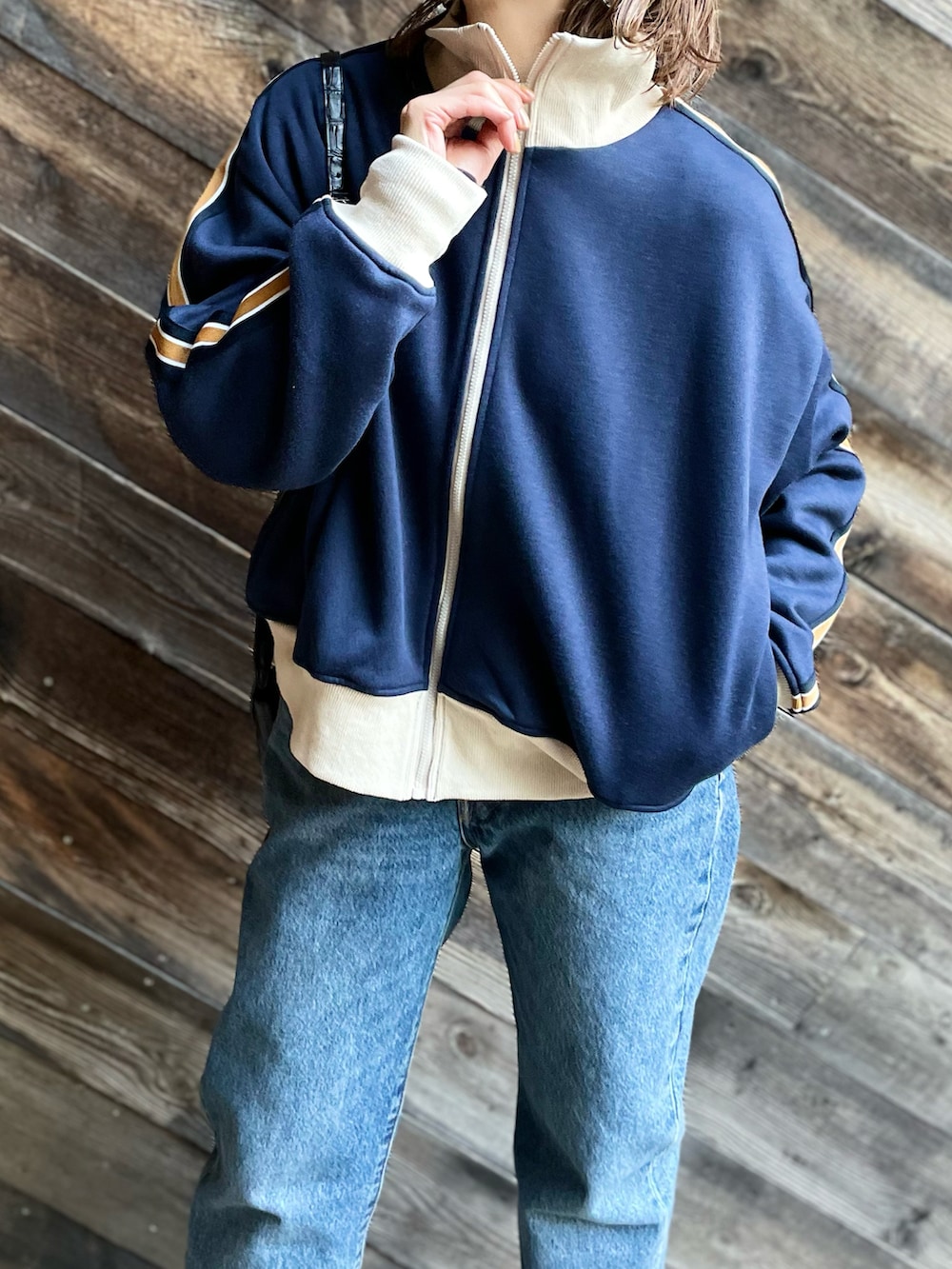 ブルー系のジャージを着用したレディースの冬コーディネートの4枚目の写真