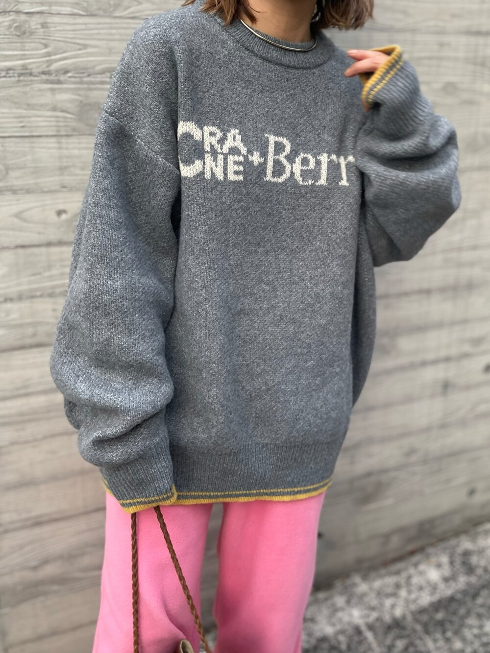 グレー系のニット/セーター、ピンク系のその他パンツを着用したレディースの冬コーディネートの4枚目の写真