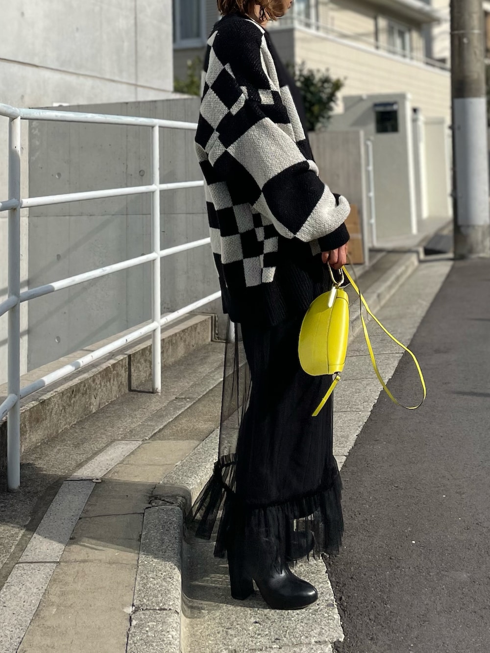 「カーディガン、ニット、チェック、カジュアル、カジュアルコーデ、ブロックチェック、モノトーン、mivialoca、mi via loca、休日スタイル、レイヤードスタイル、プチプラ、チュール、チュールワンピ、ワンピース」｜「mi via locaのチェック柄Vネックカーディガン（カーディガン/ボレロ、ブラック系）」を使った、cocoさん（レディース・154cm）の冬コーディネートの3枚目の写真