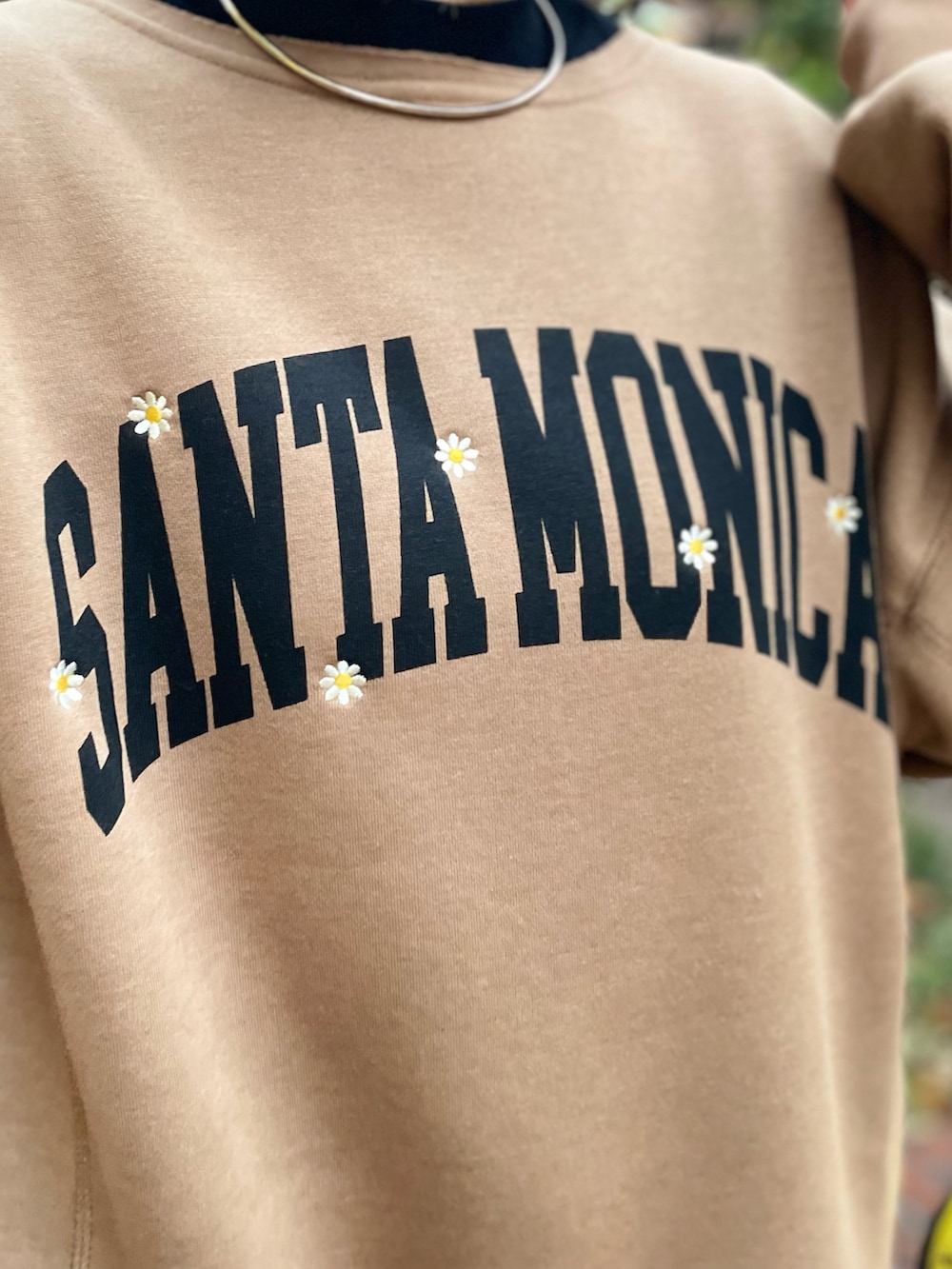 イエロー系のスウェット、ブラック系のその他パンツを着用したレディースの秋コーディネートの4枚目の写真