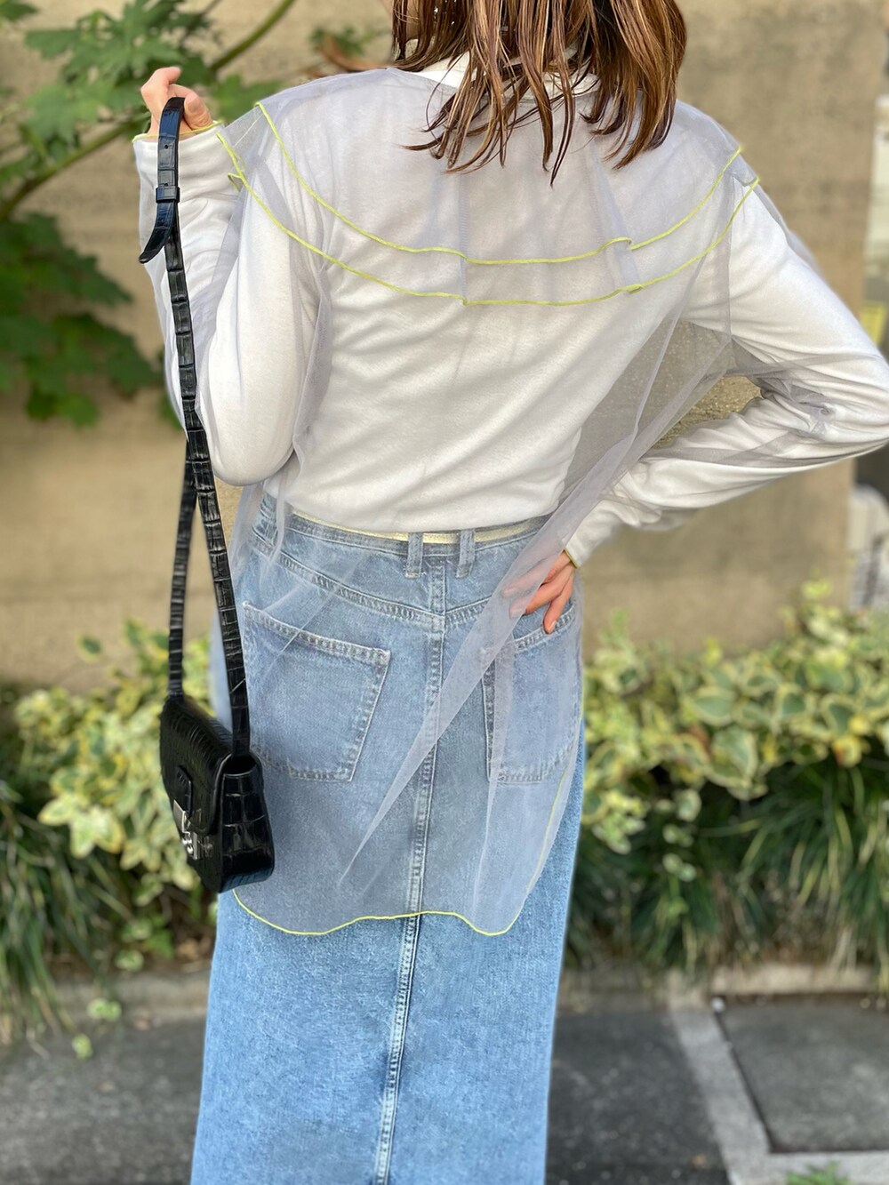 グレー系のシャツ/ブラウスを着用したレディースの秋コーディネートの4枚目の写真