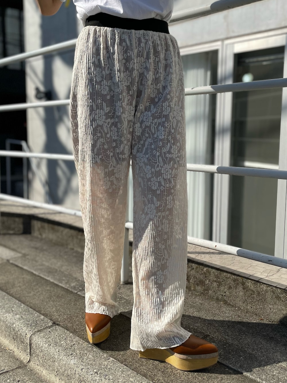 「春色、淡色コーデ、デニム、春コーデ、大人カジュアル、休日スタイル、レース、レースパンツ、イージーパンツ、mivialoca、レイヤードスタイル、ロゴT、ビッグシルエット、デニムシャツ、mi via loca」｜「mi via locaの刺繍入りビッグデニムシャツ（シャツ/ブラウス、ブルー系）」を使った、cocoさん（レディース・154cm）の春コーディネートの3枚目の写真