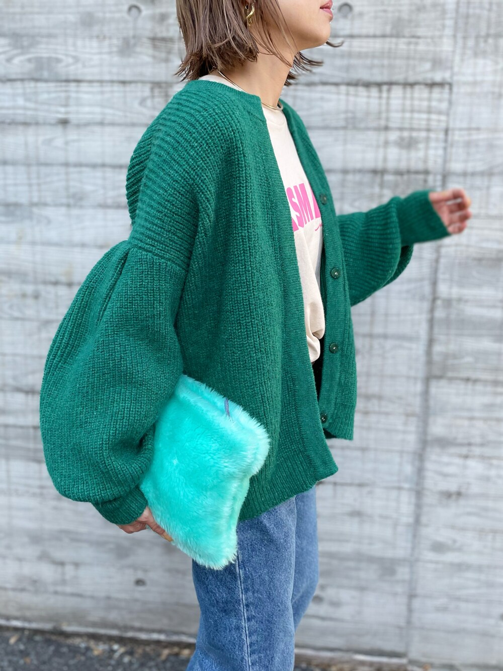 グリーン系のカーディガン/ボレロ、ベージュ系のTシャツ/カットソーを着用したレディースの秋コーディネートの5枚目の写真