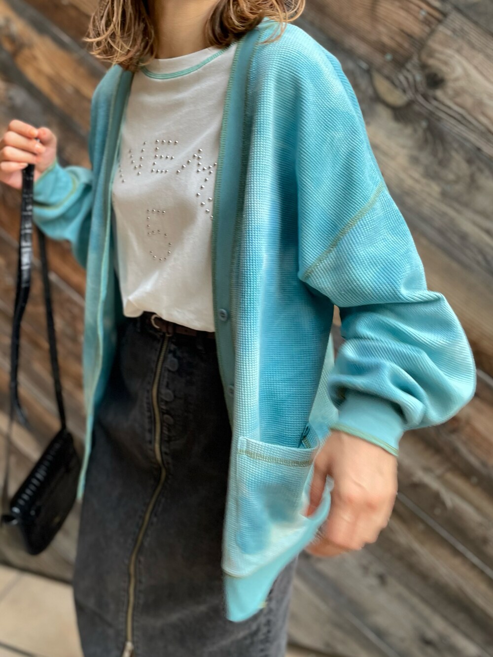 グリーン系のカーディガン/ボレロ、ホワイト系のTシャツ/カットソー、ブラック系のスニーカーを着用したレディースの夏コーディネートの2枚目の写真