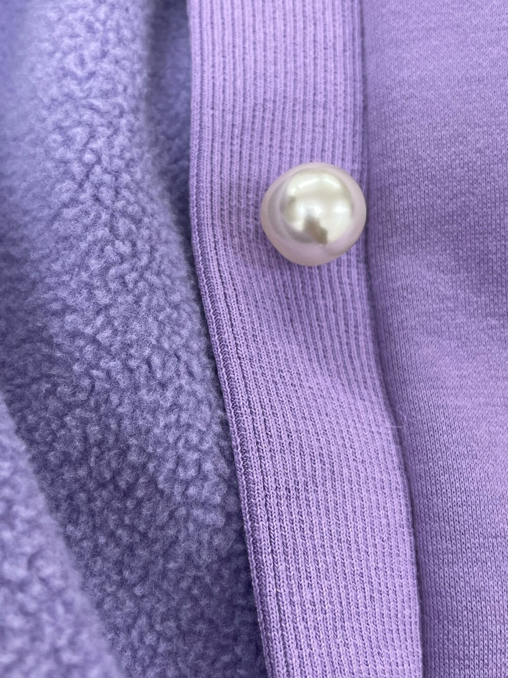 パープル系のスウェット、ブラウン系のその他パンツを着用したレディースの冬コーディネートの5枚目の写真