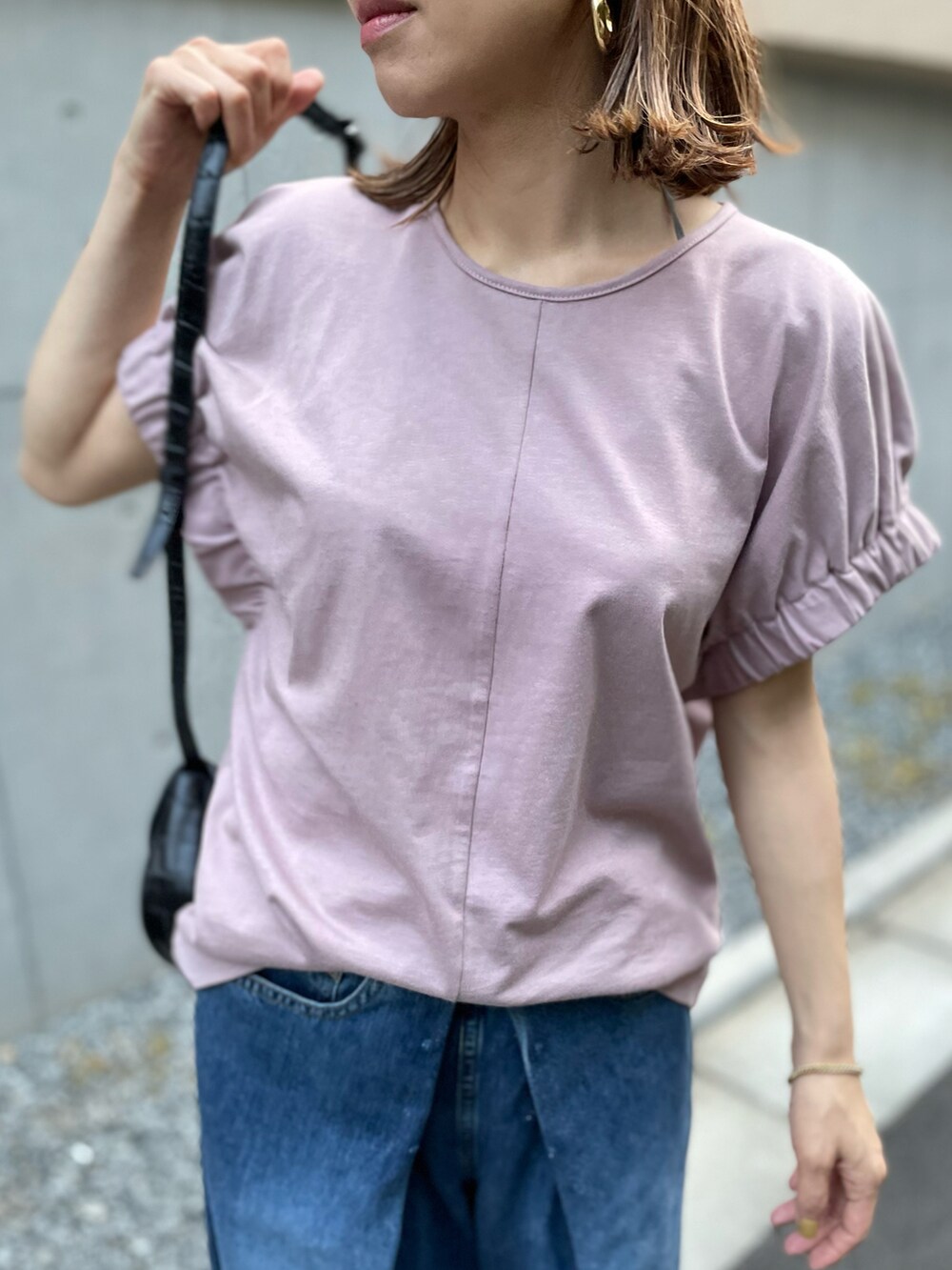 パープル系のTシャツ/カットソー、ホワイト系のサンダルを着用したレディースの夏コーディネートの3枚目の写真