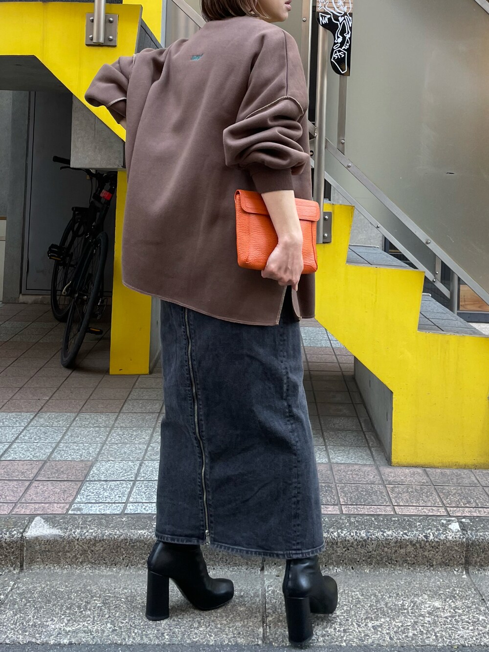 「ビッグシルエット、オーバーサイズ、ロゴスウェット、ほめられ本命コーデ、mi via loca、刺繍トップス、トレーナー、休日スタイル、休日コーデ」｜「mi via locaのウラケ裏起毛ロゴ刺繍オーバーサイズスウェット（スウェット、ブラウン系）」を使った、cocoさん（レディース・154cm）の冬コーディネートの2枚目の写真