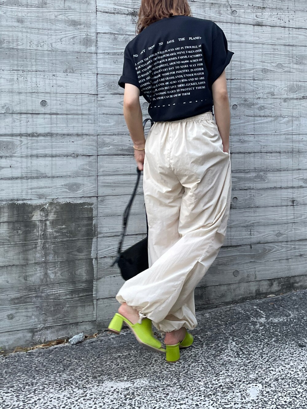 ブラック系のTシャツ/カットソー、ベージュ系のその他パンツを着用したレディースの夏コーディネートの5枚目の写真