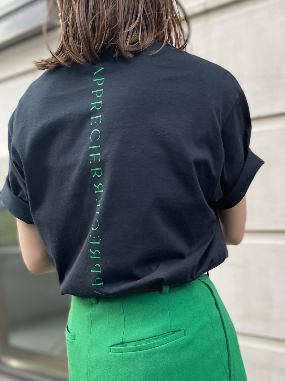 ブラック系のTシャツ/カットソーを着用したレディースの春コーディネートの3枚目の写真