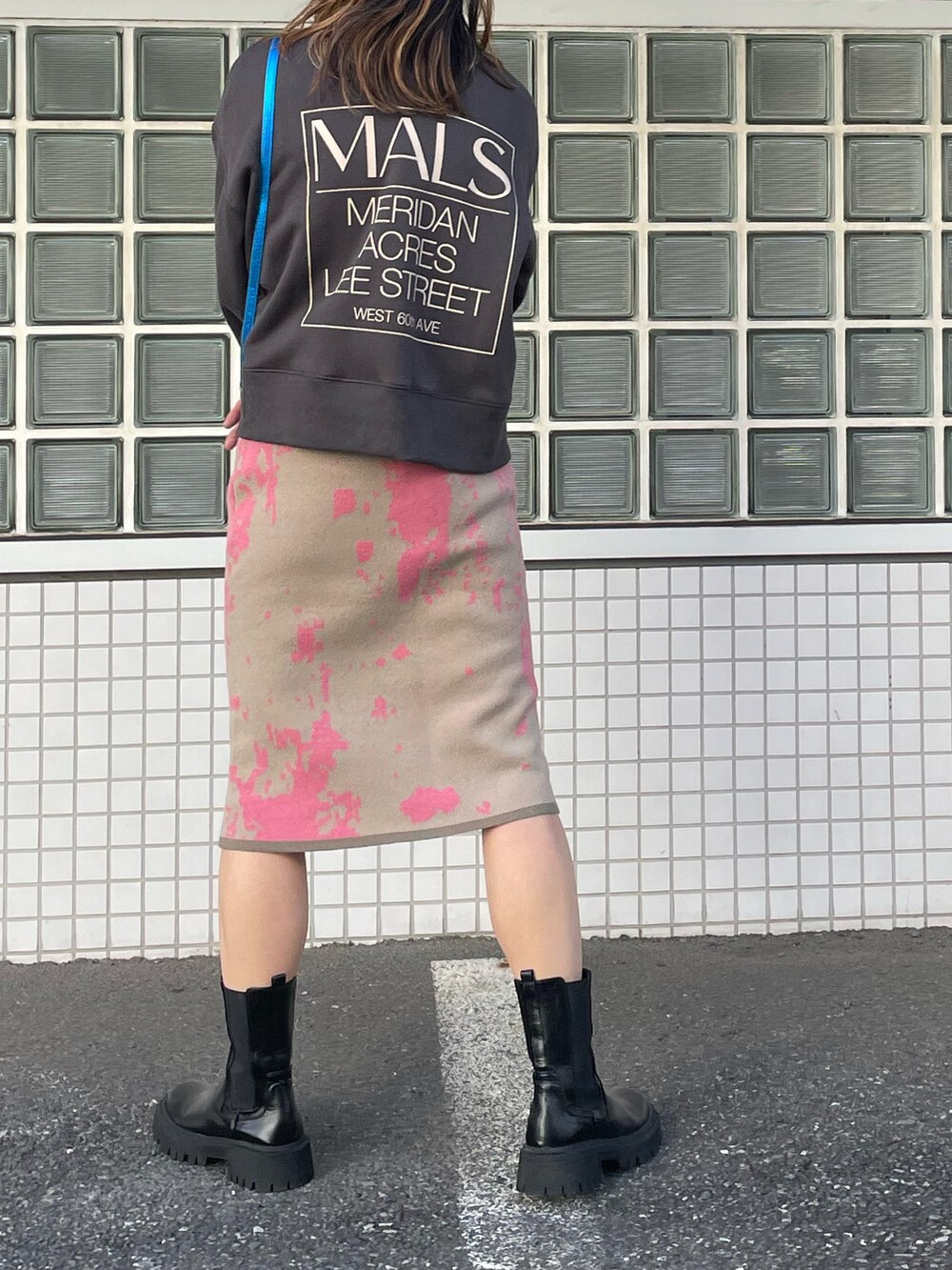 「ボアフリース、柄スカート、柄ニット、冬コーデ、パールボタン、パール付きトップス、ロゴスウェット、キカガク柄、mi via loca、休日スタイル、ニット、ニットスカート」｜「mi via locaのパールボタン 【裏ボア】スウェット ２WAYロゴカーディガン（スウェット、ブラック系）」を使った、cocoさん（レディース・154cm）の冬コーディネートの5枚目の写真