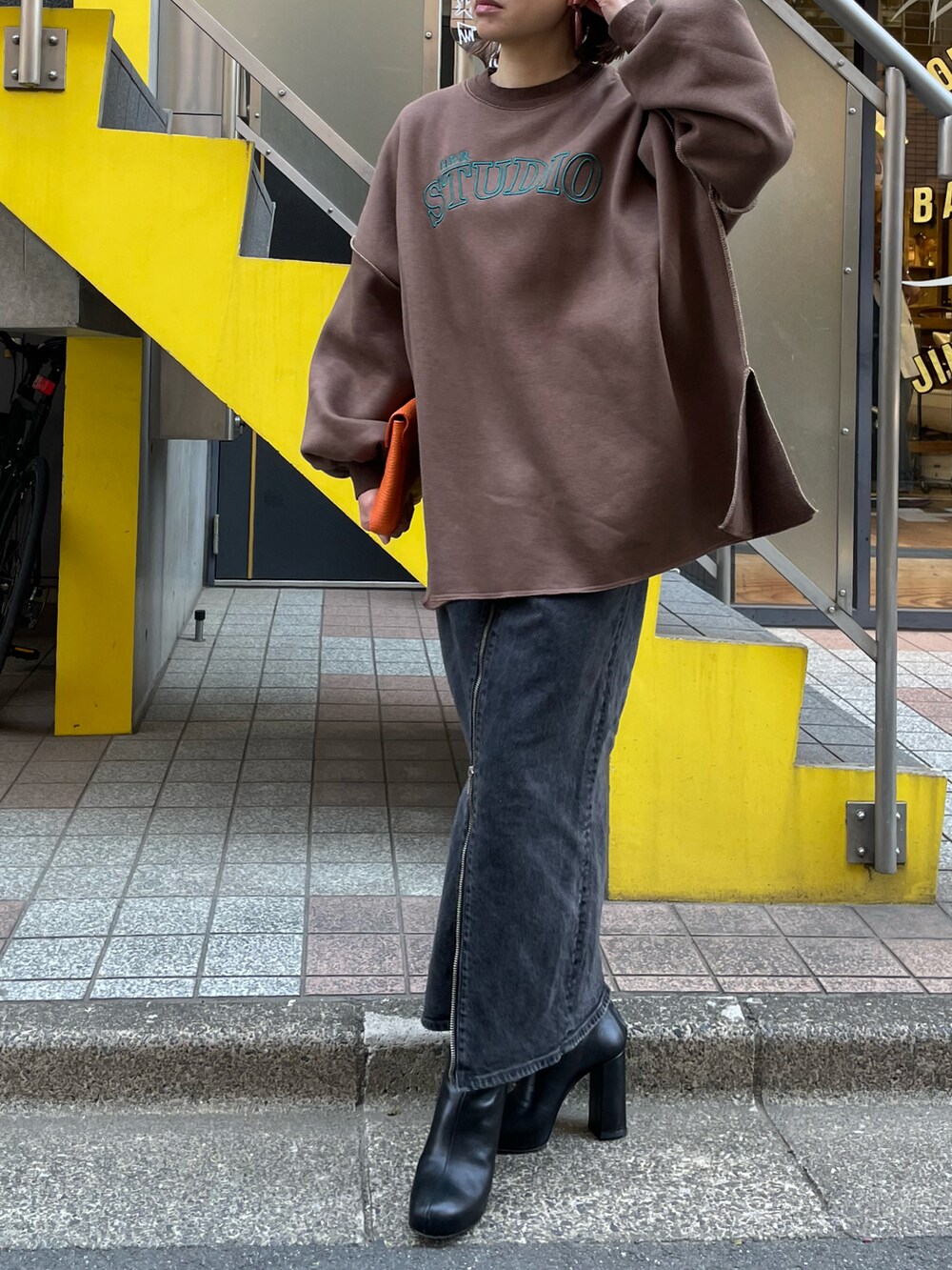 「ビッグシルエット、オーバーサイズ、ロゴスウェット、ほめられ本命コーデ、mi via loca、刺繍トップス、トレーナー、休日スタイル、休日コーデ」｜「mi via locaのウラケ裏起毛ロゴ刺繍オーバーサイズスウェット（スウェット、ブラウン系）」を使った、cocoさん（レディース・154cm）の冬コーディネートの4枚目の写真