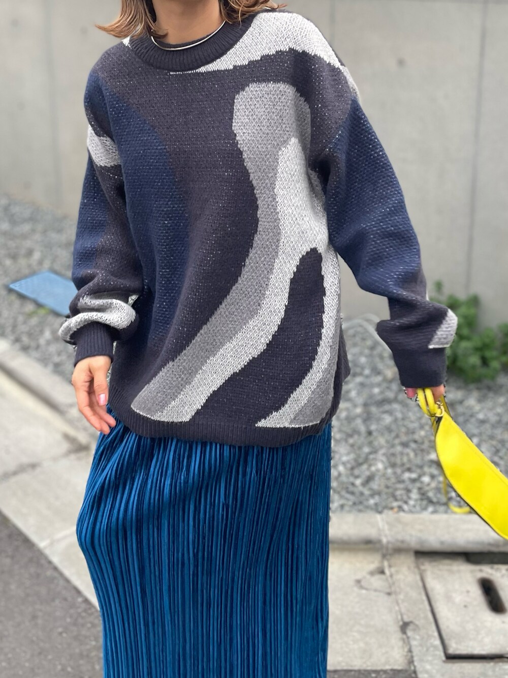 「ニット、プチプラ、ワンピース、マーブル、プリーツ、ベロア、休日スタイル、mi via loca、mivialoca、カジュアル、ビッグシルエット」｜「mi via locaのマーブル柄ジャガードニット（ニット/セーター、グレー系）」を使った、cocoさん（レディース・154cm）の冬コーディネートの4枚目の写真
