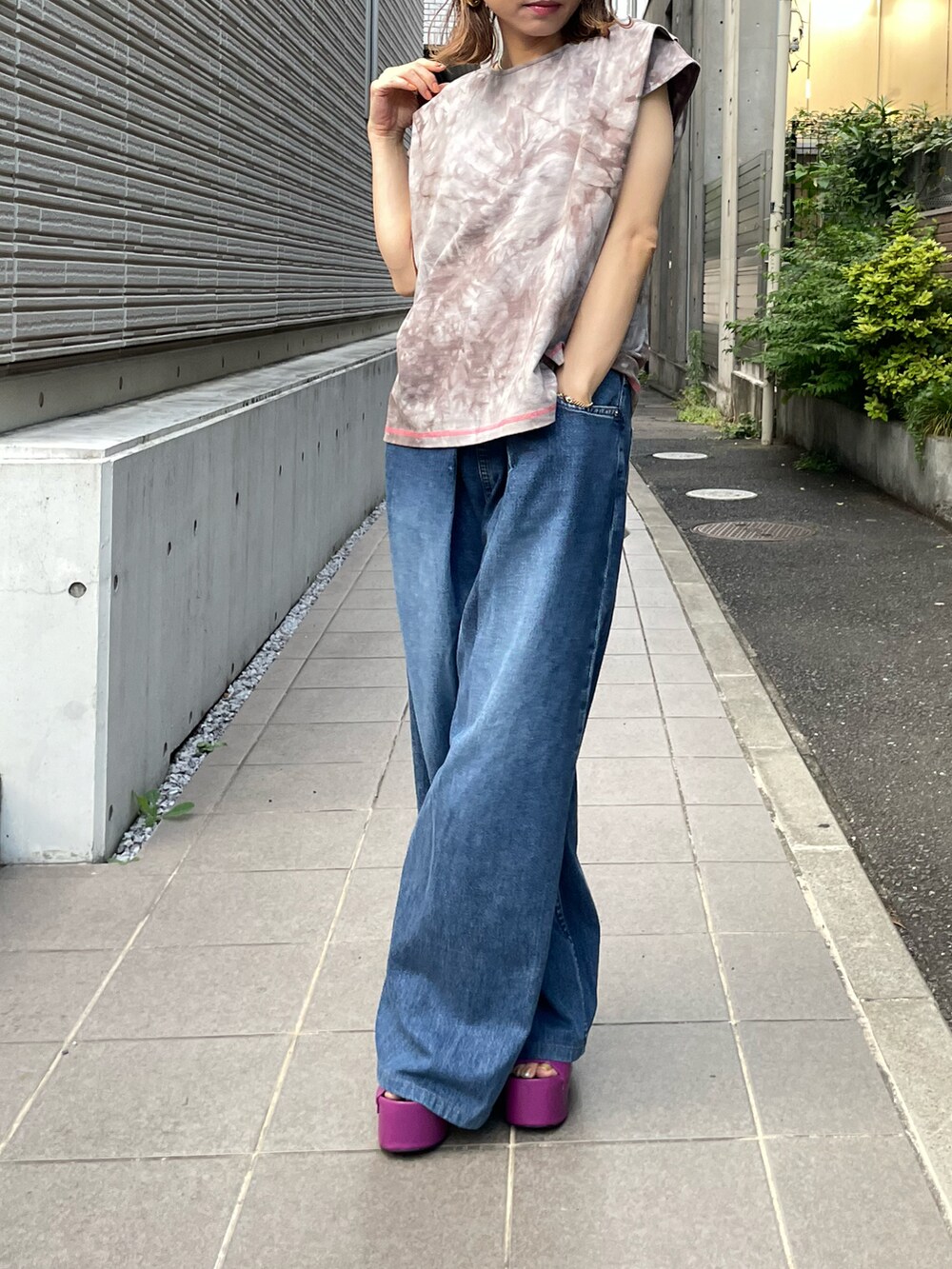 ブラウン系のTシャツ/カットソーを着用したレディースの夏コーディネートの5枚目の写真